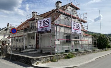 Image showing a house surronded by scaffold delivered by Fana Blikk Stillas. | På bildet ser man et hus dekket med stillas fra FBS. FBS - din partner i høyden