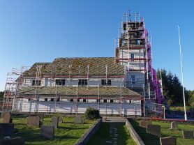 Image showing a church surrounded by scaffold delivered by FBS | Bildet viser en kirke under renovering, innkledd i stillas fra FBS. FBS - spesialist på lift og stillas.