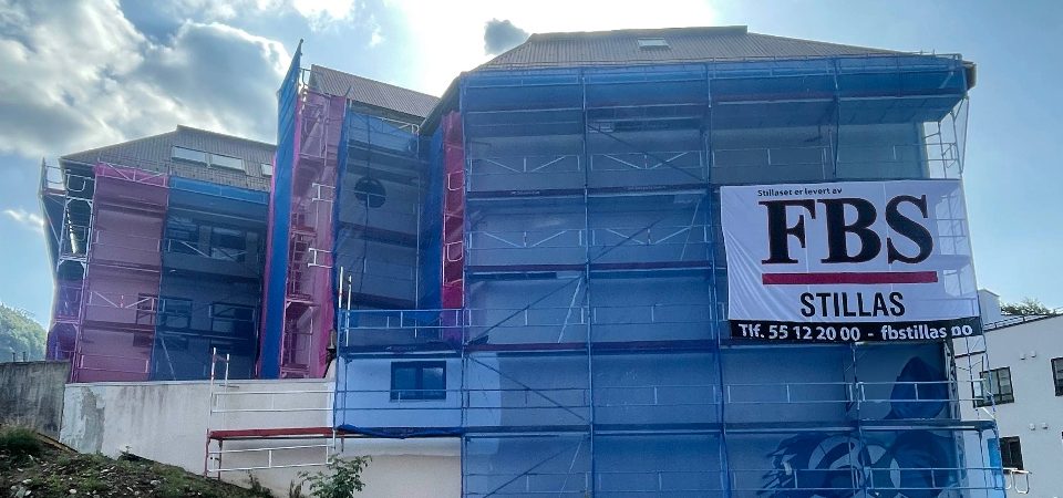 Picture of a Fana Blikk scaffold on a construction site. Bildet viser en stor bygning med FBS stillas på fasaden.